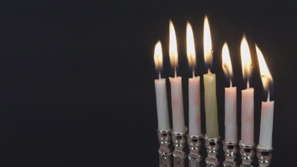 Világítás a Hanuka gyertyák Hanuka ünnepe judaizmus menorah hagyomány — Stock videók