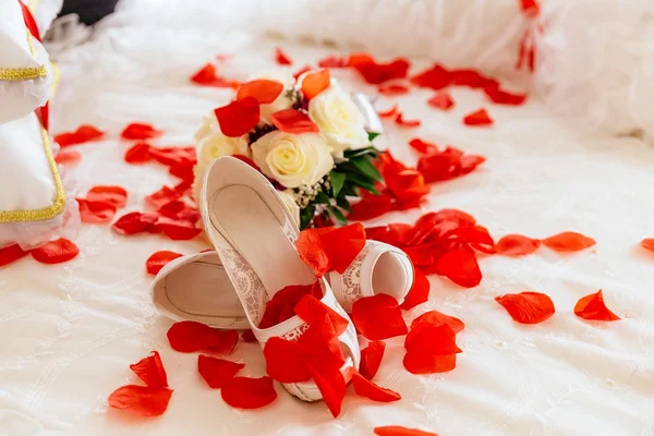 Весільне взуття і букет з троянд — стокове фото