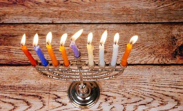 Fiesta judía Hanukkah fondo con menorah sobre pizarra — Foto de Stock