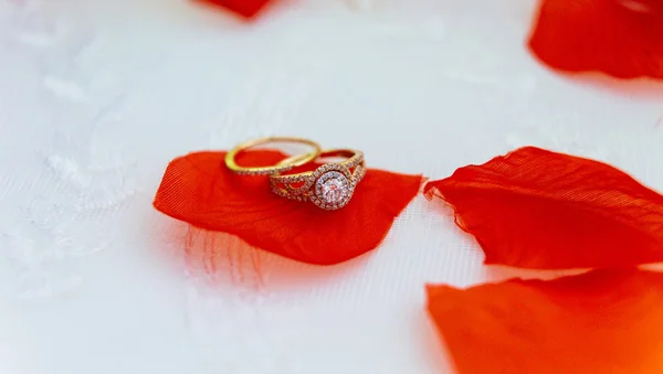 Anéis de casamento close-up em um fundo padrão . — Fotografia de Stock