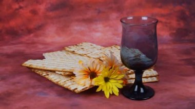 Arka plan ile matzo Yahudi Fısıh Bayramı kutlama için