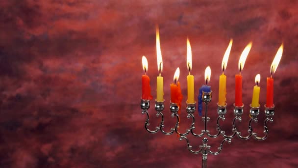 Yahudi tatil Hanukkah menorah ile yaratıcı arka plan. Odak yukarıda görüntüleyin . — Stok video