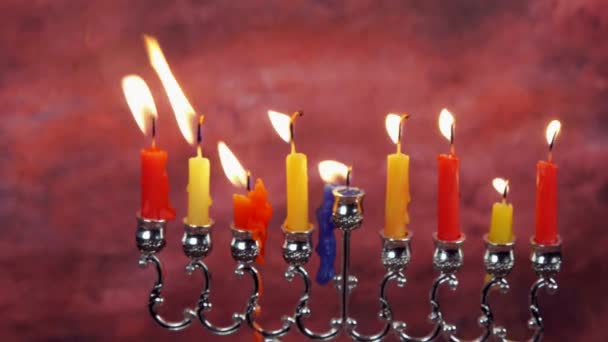 Εβραϊκή διακοπές Hanukkah δημιουργικό υπόβαθρο με menorah. Δείτε από ψηλά την εστίαση στην . — Αρχείο Βίντεο