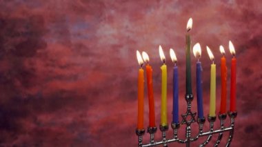 Yahudi tatil Hanukkah menorah ile yaratıcı arka plan. Odak yukarıda görüntüleyin .
