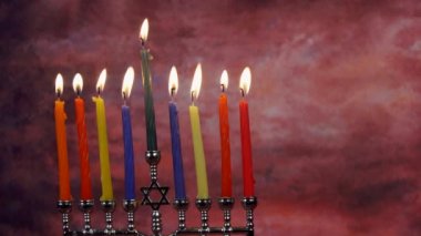 Yahudi tatil Hanukkah menorah ile yaratıcı arka plan. Odak yukarıda görüntüleyin .