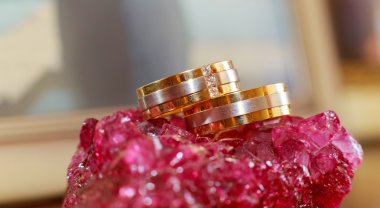 Alyans portre desen arka plan üzerinde.