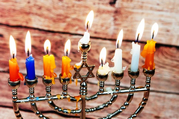 Judiska högtiden Hanukkah kreativ bakgrund med menorah. Visa ovanifrån fokus på . — Stockfoto