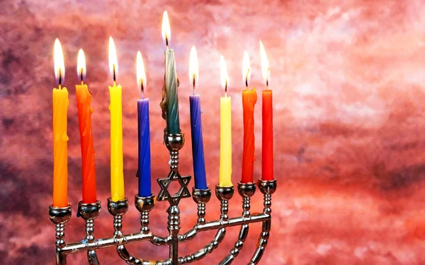 Yahudi tatil Hanukkah menorah ile yaratıcı arka plan. Odak yukarıda görüntüleyin . — Stok fotoğraf