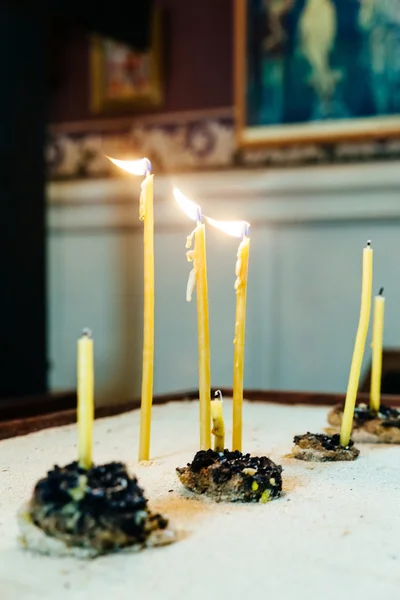 Encender velas en una iglesia — Foto de Stock