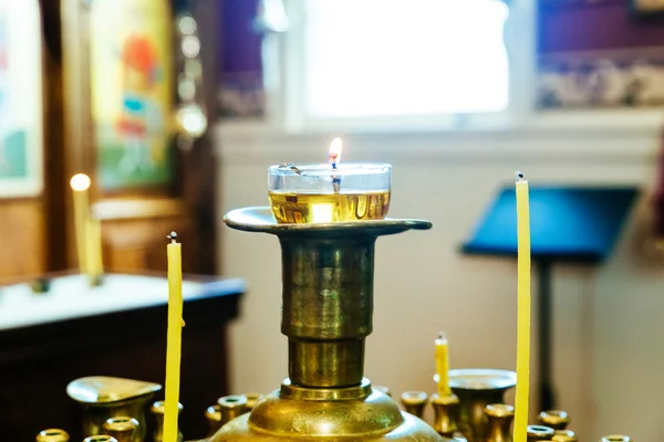 Verlichting kaarsen in een kerk — Stockfoto