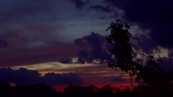 Dramatyczne ciemne chmury o zachodzie słońca. . Stonowanych kolorów. — Wideo stockowe
