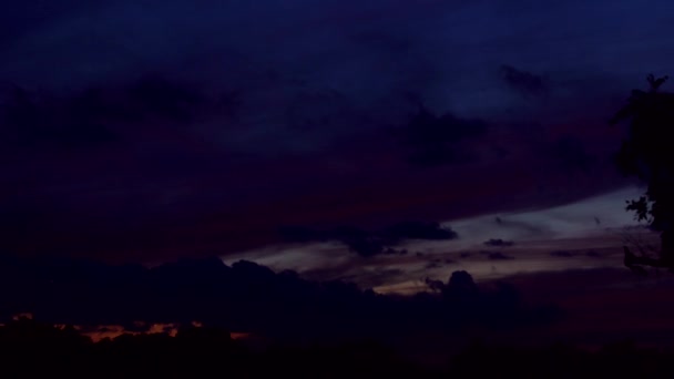 Dramatische donkere wolken bij zonsondergang. . Kleur toned. — Stockvideo