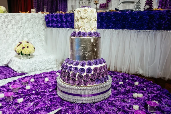 Branco floral bolo de casamento restaurante interior fundo — Fotografia de Stock