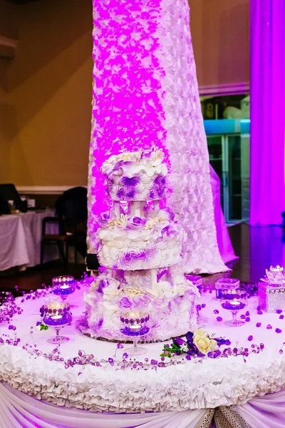 Weiß Blumen Hochzeitstorte Restaurant Innenraum Hintergrund — Stockfoto