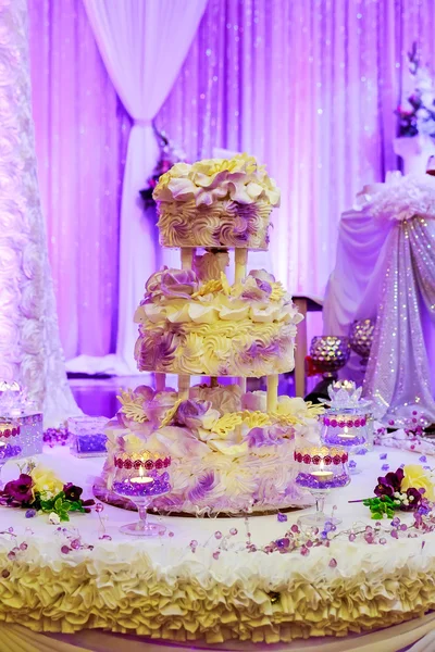 Branco floral bolo de casamento restaurante interior fundo — Fotografia de Stock