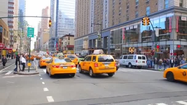 NEW YORK CITY, ÉTATS-UNIS - LE 20 AVRIL 2016 Des touristes occupés passent la visite Famous Popular Times Square, Crowded People Walking in NYC,, Black Limousine Yellow Cab Taxi — Video