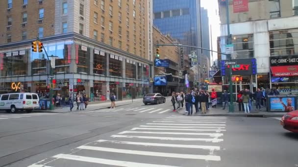 New York City, Verenigde Staten - 20 April 2016 drukke toeristen passerende bezoek beroemde populaire Times Square, vol mensen wandelen in Nyc, Black Limousine Yellow Cab Taxi — Stockvideo