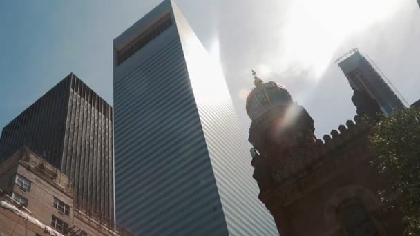 NOVA CIDADE DE YORK, EUA - 20 DE ABRIL, 2016 Turistas ocupados visitando a famosa Praça Popular Times, Pessoas lotadas andando em Nova York,, Black Limousine Yellow Cab Taxi — Vídeo de Stock