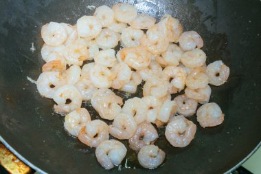 restoranda bir pan mutfakta yemek karides