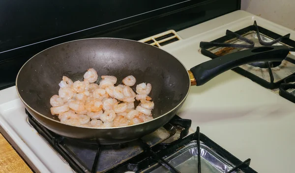 Cooking shrimp in a pan kitchen at the restaurant — Stock Photo, Image