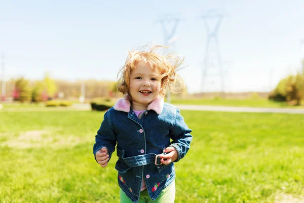 Bella bambina che gioca all'aperto in primavera — Foto Stock