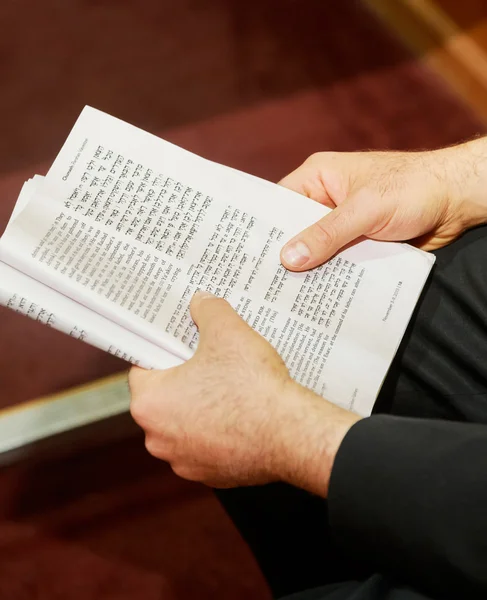 Hand eines Jungen, der die jüdische Tora in der Bar Mizwa liest — Stockfoto