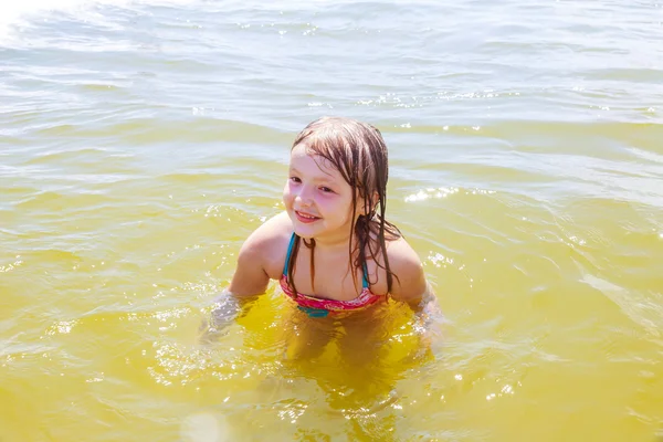 Bela menina bonita relaxante e desfrutando de seu lazer — Fotografia de Stock