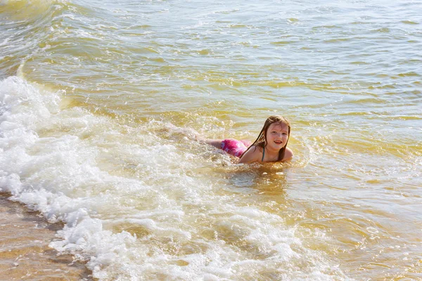 Красива маленька дівчинка купається в океані — стокове фото