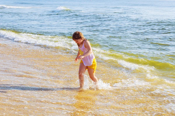 Bela menina banha-se no oceano — Fotografia de Stock