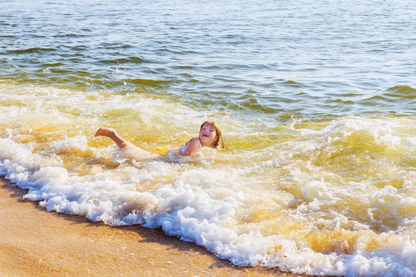 Belle petite fille se baigne dans l'océan — Photo