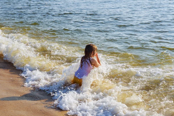 Bela pequena natação no oceano — Fotografia de Stock