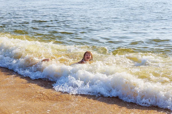 Belle petite baignade dans l'océan — Photo