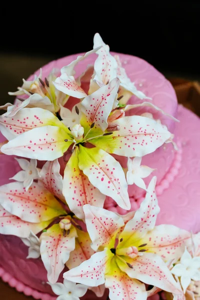 Bolo de casamento rosa com Casablanca Lily — Fotografia de Stock