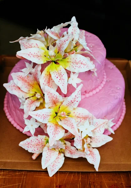 Bolo de casamento rosa com Casablanca Lily — Fotografia de Stock