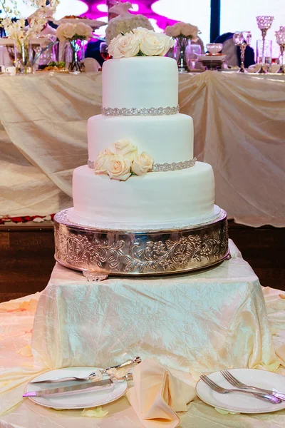 Bild av en vacker bröllopstårta i receptionen — Stockfoto
