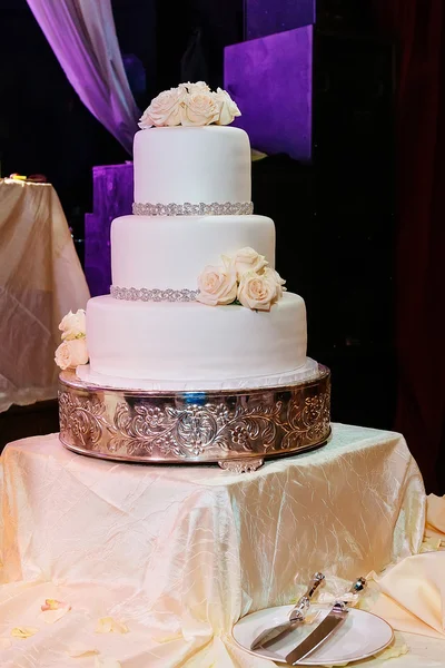 Imagem de um belo bolo de casamento na recepção — Fotografia de Stock