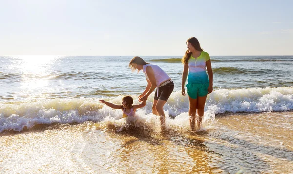 Mãe com duas filhas na praia — Fotografia de Stock