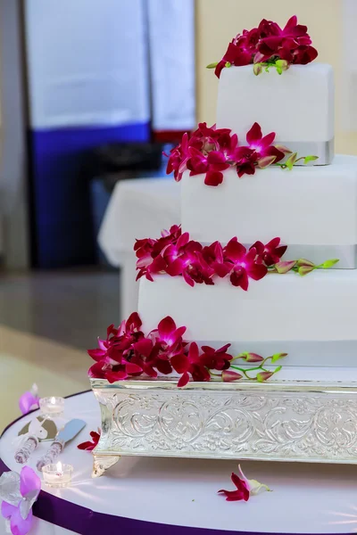 Schöne weiße Hochzeitstorte — Stockfoto