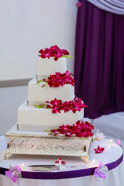 Schöne weiße Hochzeitstorte — Stockfoto