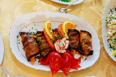 Yemek ve içecek dolu bir masa.