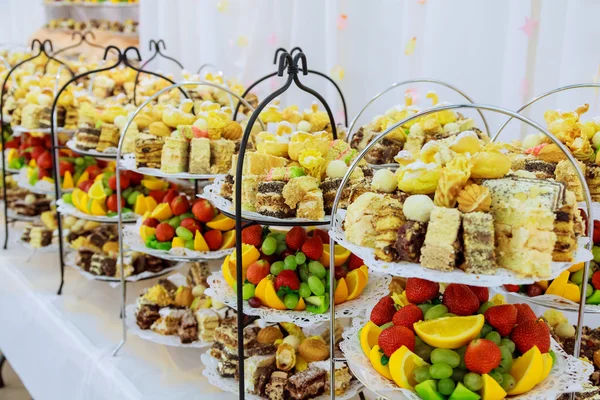 Buffet mit einer Vielzahl von leckeren Süßigkeiten, Essen Ideen, — Stockfoto