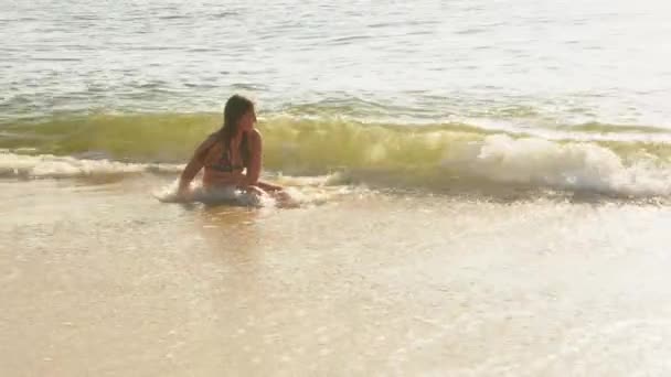 Schönes kleines Schwimmen im Ozean — Stockvideo