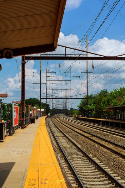 Estação ferroviária trilhos ferroviários plataforma de carga trens — Fotografia de Stock