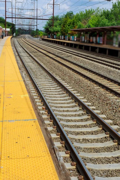 Railroad station järnvägen spårar Last plattform tåg — Stockfoto