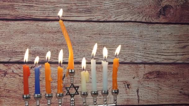 Το menorah Hanukkah με ευτυχισμένη καύση κεριά — Αρχείο Βίντεο