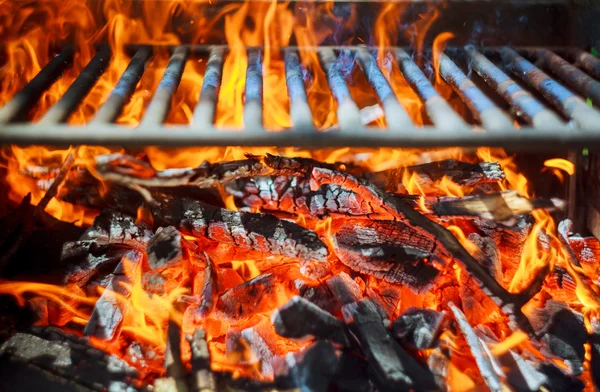 Carbón resplandeciente en una barbacoa humo de carbón —  Fotos de Stock