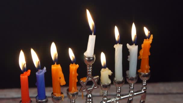 Yahudi bayramı Hanuka sembolleri - menorah, — Stok video