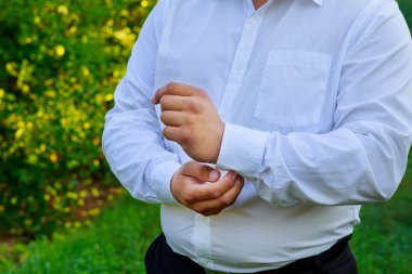 elinde düğün damat takım elbise hazırlanıyor