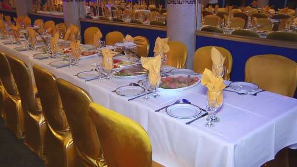 Mesa decorada para una cena de boda, hermosa mesa de ajuste — Vídeo de stock