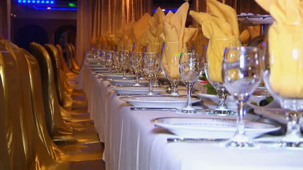 Mesa decorada para una cena de boda, hermosa mesa de ajuste — Vídeo de stock